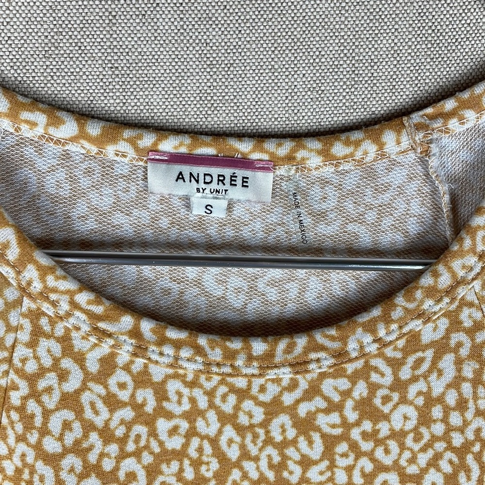 Andree By Unit > Short Sleeve Yellow Cheetah Top … - image 2